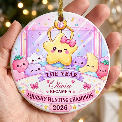 Round ceramic ornament with a claw machine and winking star, personalized with a name and year in pastel colors.